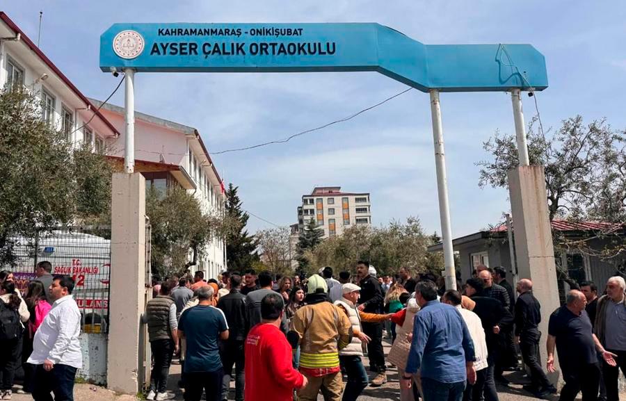 Число жертв стрельбы в школе на юге Турции возросло до 9 человек