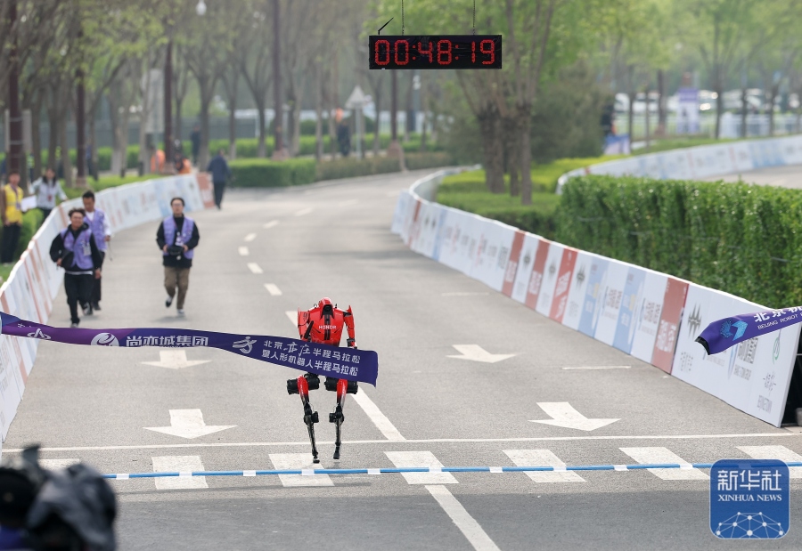 50:26! Определён победитель пекинского полумарафона человекоподробных роботов в Ичжуане‑2026