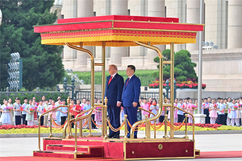 Си Цзиньпин проводит церемонию приветствия Д. Трампа