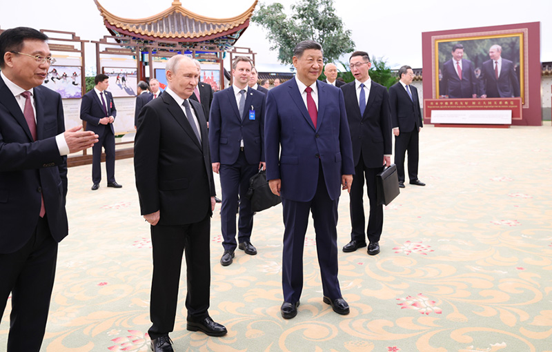 Си Цзиньпин и Владимир Путин посетили фотовыставку, посвященную китайско-российской дружбе