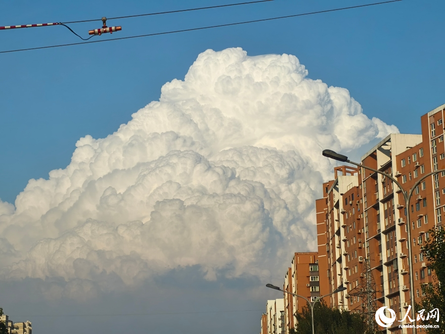 Пекин накрыло гигантское облако: город словно сошел с экрана аниме