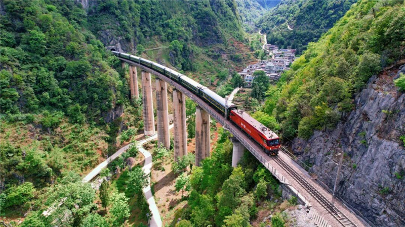 Поезд-ярмарка в Юньнани: в вагонах открыли торговые зоны для фермеров