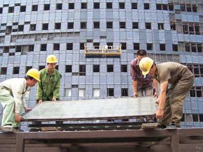 Строители устанавливают солнечную панель