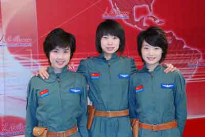 Гости сайта «Жэньминьван»-- пилоты истребителей Чжан Сяоцзя (в центре), Юй Сюй (справа), Чжоу Шуай (слева)