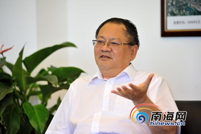 Постоянный член парткома провинции Хайнань, секретарь горкома г. Хайкоу Чэнь Ци