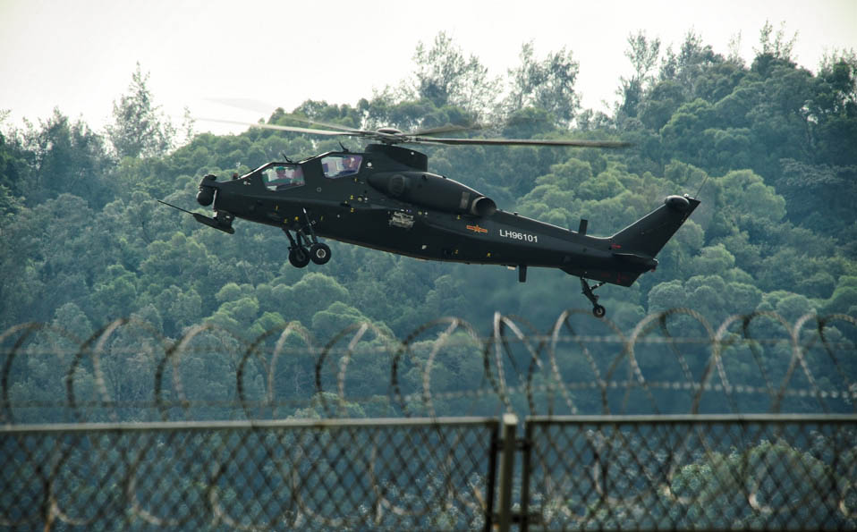 Китайский военный вертолет "Чжи-10" на Международном аэрокосмическом салоне в Чжухае