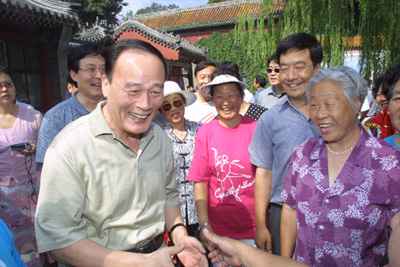 28 июня 2003 года Ван Цишань провел уик-энд со столичными жителями в парке Бэйхай на фоне борьбы с серьезным острым респираторным синдромом /СОРС/.