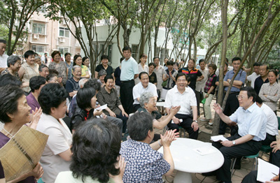 26 июня 2008 года, Чжан Гаоли беседует с жителями микрорайона Цзяошицунь тяньцзиньского района Хэси, слушая их мнения и предложения относительно работы администрации.