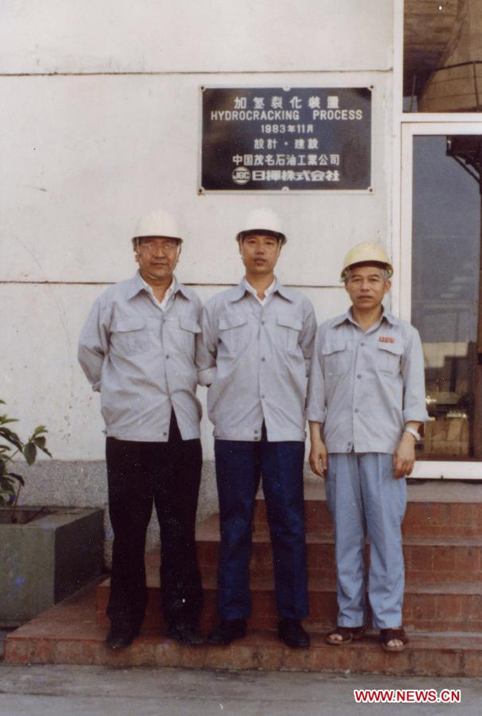 9 марта 1984 года Чжан Гаоли /на снимке в центре/ совершил обследование и изучение гидрокрекинговой техники на нефтеперерабатывающем заводе компании нефтяной промышленности г. Маомин /пров. Гуандун/, принадлежащей Китайской национальной нефтехимической корпорации.