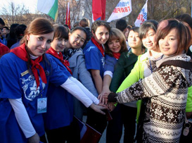 Китай и Россия планируют совместно провести《Год молодежных обменов》С 2014 г стороны ежегодно будут осуществлять обмен молодежными делегациями, создадут механизмы регулярного взаимодействия между представителями молодежи, привлекая молодежь обеих стран к участию в осуществлении проектов китайско-российского сотрудничества.