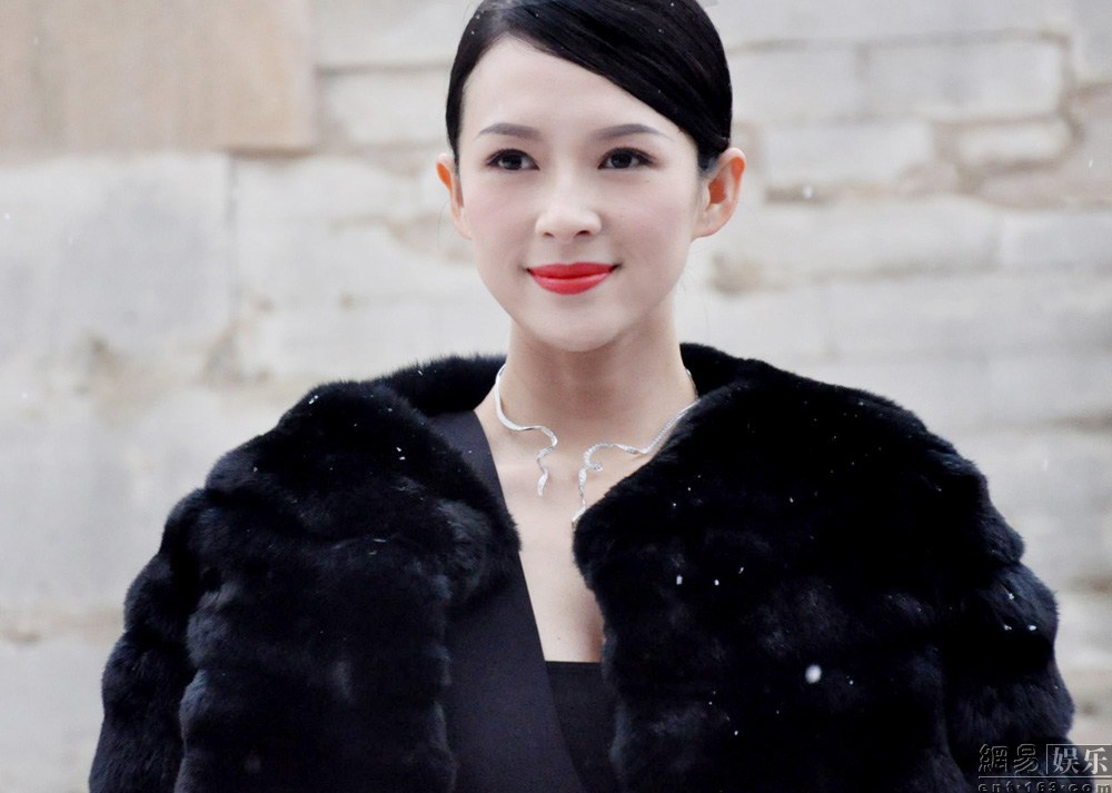Чжан Цзыи появилась на Парижской неделе моды