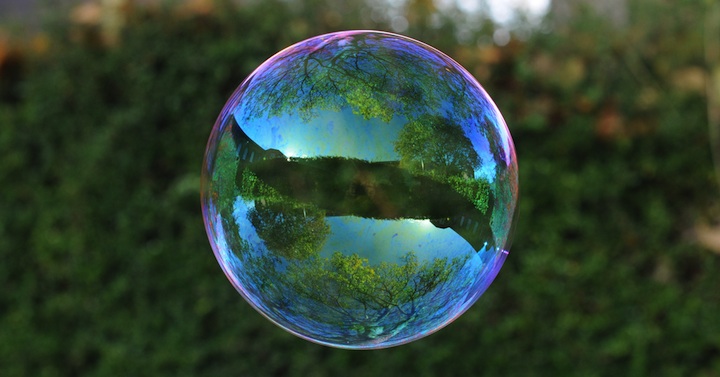 Мир в отражении мыльных пузырей (12)