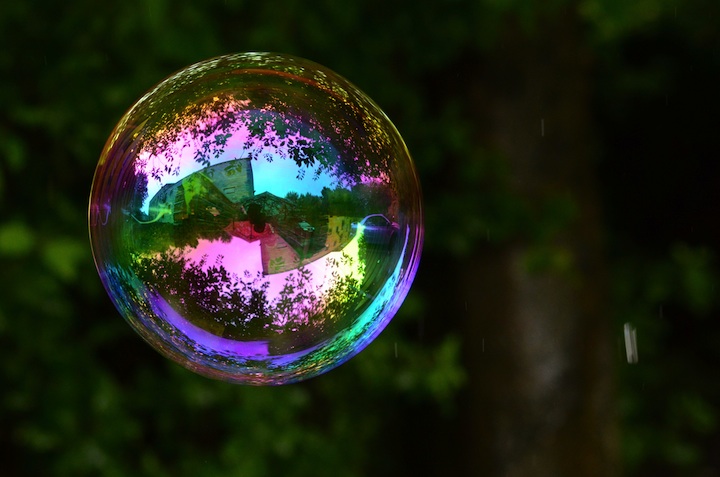 Мир в отражении мыльных пузырей (10)