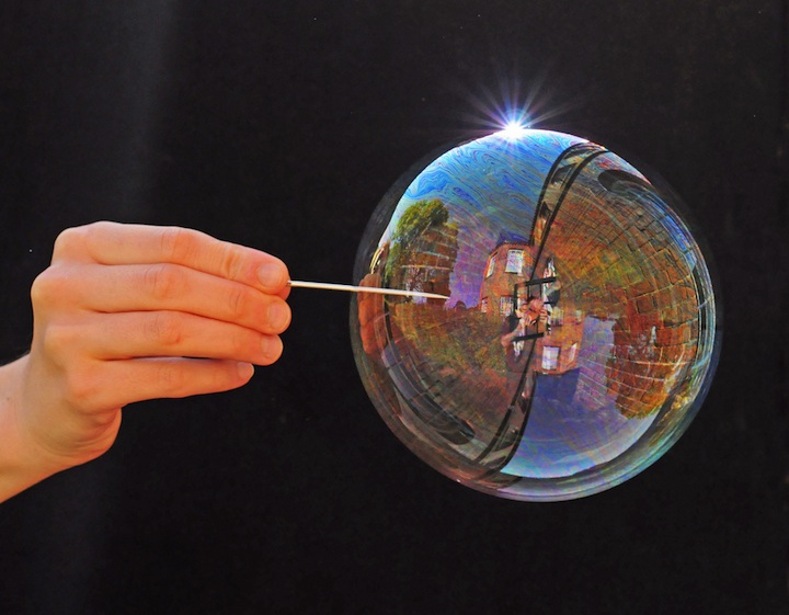 Мир в отражении мыльных пузырей (2)