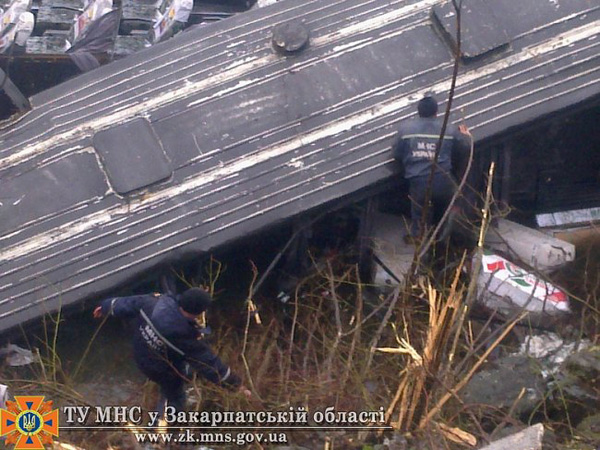 В Украине автобус упал в реку с 8-метровой высоты, есть пострадавшие