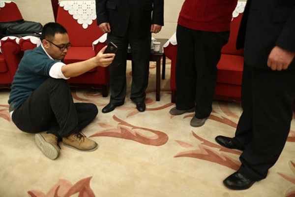 22 января 2013 года журналист записывает на диктофон, сидя на полу.