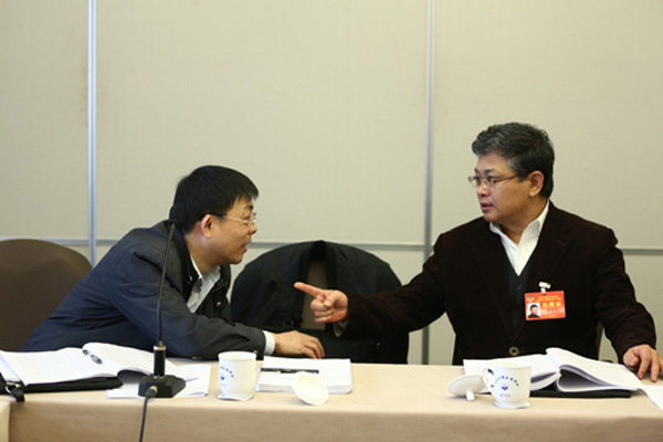 22 января 2013 года два члена НПКСК обсуждают вопросы.