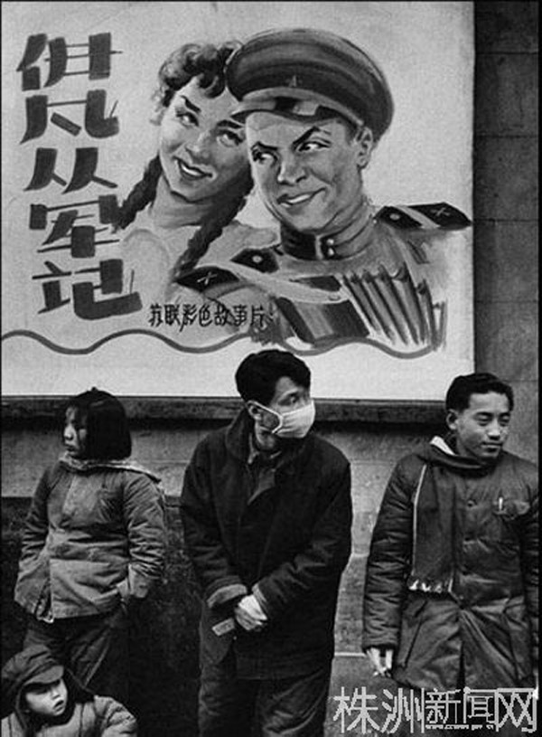 Молодые люди под афишей советского фильма