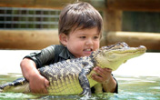 3-летний мальчик игрался в воде с крокодилом