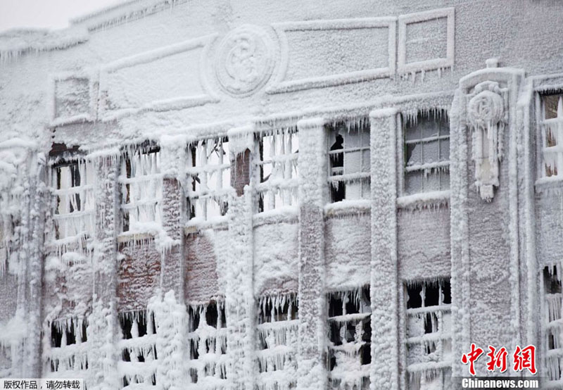 Горевший склад в Чикаго превратился в ледяной дворец после тушения (2)