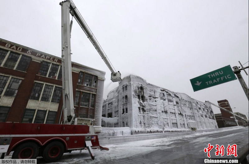 Горевший склад в Чикаго превратился в ледяной дворец после тушения (3)