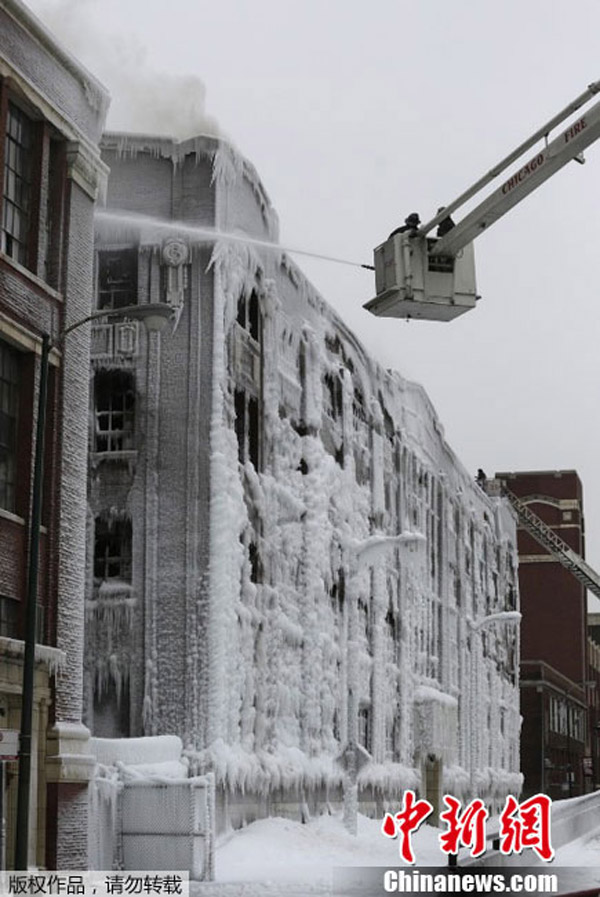 Горевший склад в Чикаго превратился в ледяной дворец после тушения (6)