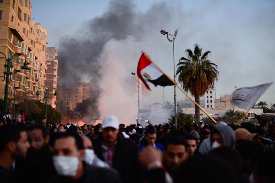 В Египте в результате конфликтов между протестующими и полицией более ста человек ранены