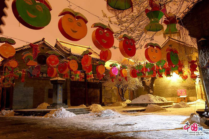 Разнообразные фонари в честь праздника Весны в древнем городке Чжоуцунь (8)