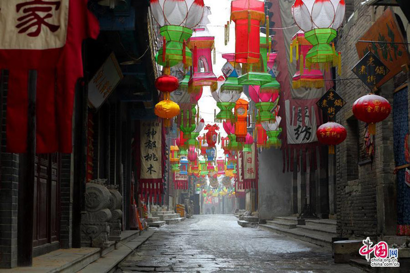 Разнообразные фонари в честь праздника Весны в древнем городке Чжоуцунь