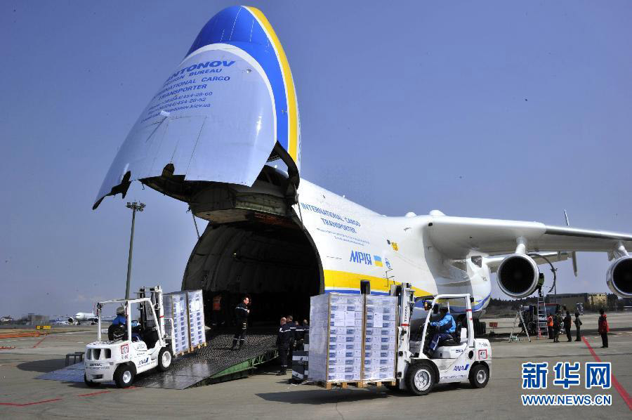 Тяжелый транспортный самолет "Ан-225" является самым большим в мире, максимальная взлетная масса достигает 6 тыс. тонн, самая высокая нагрузка составляет 250 тонн. Самолет был разработан конструкторским бюро "Антонов" в советское время