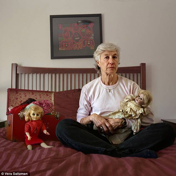 Вновь обращаться к старым мечтам: 14 пожилых женщин с их любимыми куклами в детстве (13)