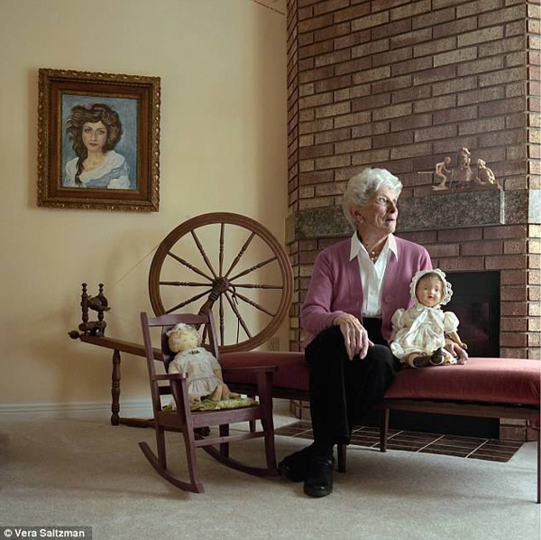 Вновь обращаться к старым мечтам: 14 пожилых женщин с их любимыми куклами в детстве (3)