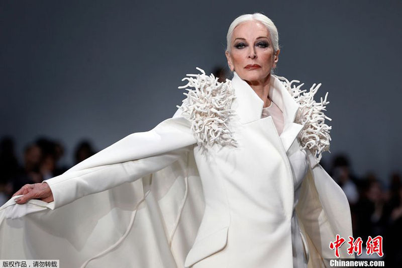 82-летная супер-модель дебютировала на неделе моды в Париже (4)