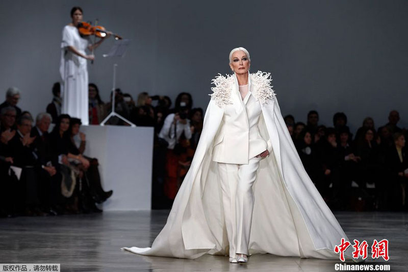 82-летная супер-модель дебютировала на неделе моды в Париже