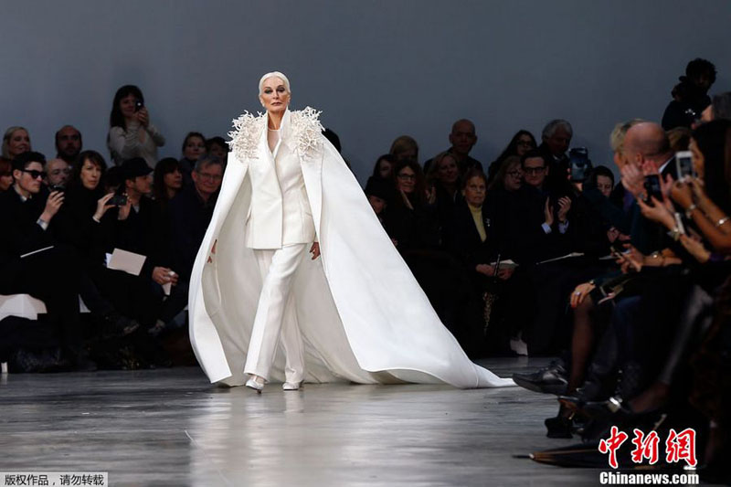 82-летная супер-модель дебютировала на неделе моды в Париже (3)