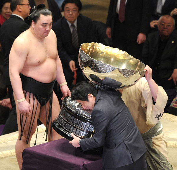 Синдзо Абэ не смог поднять кубок для победителя-сумоиста (2)