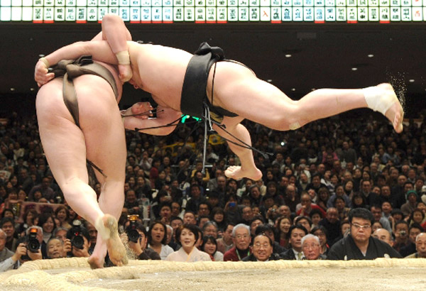 Синдзо Абэ не смог поднять кубок для победителя-сумоиста (4)
