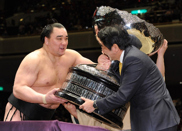 Синдзо Абэ не смог поднять кубок для победителя-сумоиста (3)