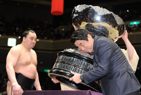 Синдзо Абэ не смог поднять кубок для победителя-сумоиста