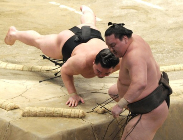 Синдзо Абэ не смог поднять кубок для победителя-сумоиста (5)
