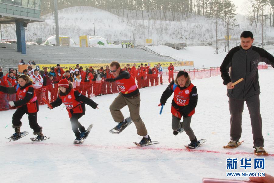 Яо Мин и Чжан Цзыи познакомились со спортсменами Специальных Зимних Олимпийских Игр