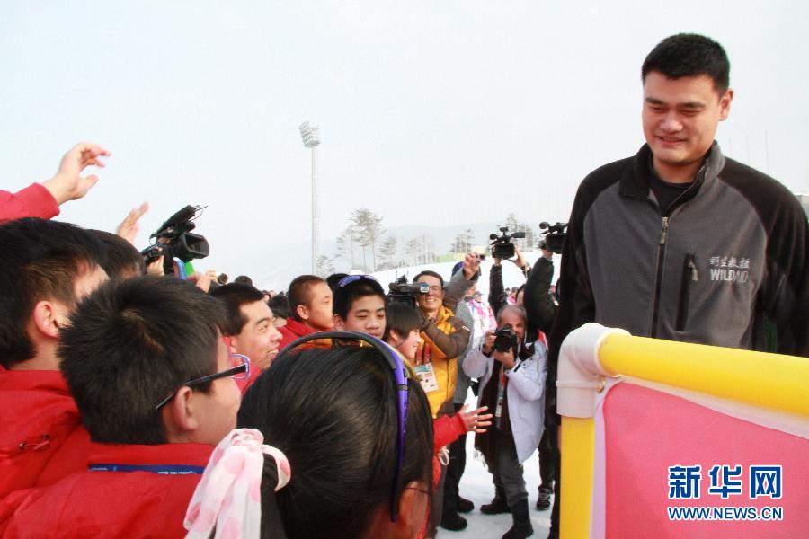 Яо Мин и Чжан Цзыи познакомились со спортсменами Специальных Зимних Олимпийских Игр (5)
