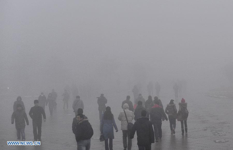 Центральные и восточные районы Китая охвачены густым туманом и смогом