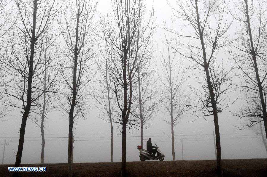 Центральные и восточные районы Китая охвачены густым туманом и смогом (9)