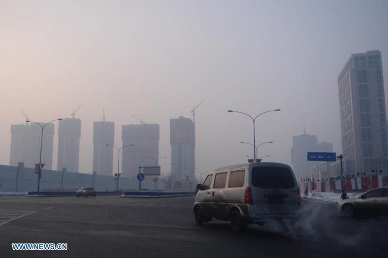 Центральные и восточные районы Китая охвачены густым туманом и смогом (10)