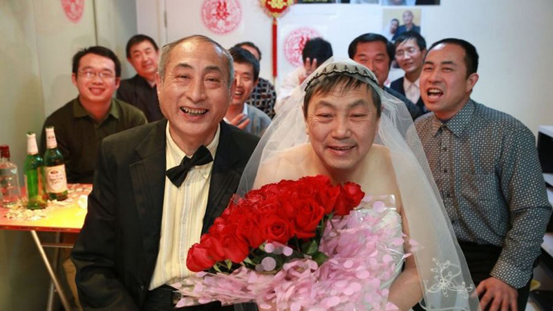 Два пожилых гомосексуалиста сыграли свадьбу в Пекине