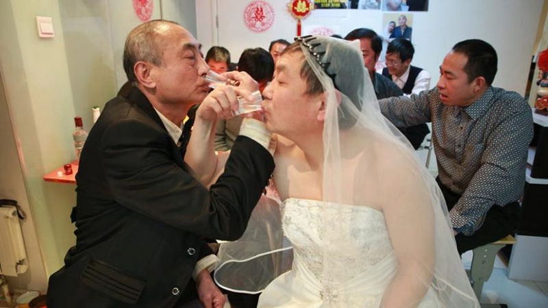 Два пожилых гомосексуалиста сыграли свадьбу в Пекине (2)