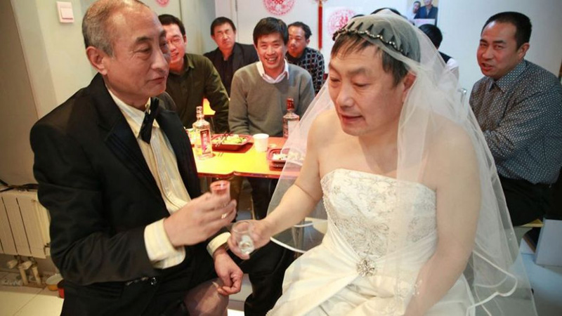 Два пожилых гомосексуалиста сыграли свадьбу в Пекине (3)