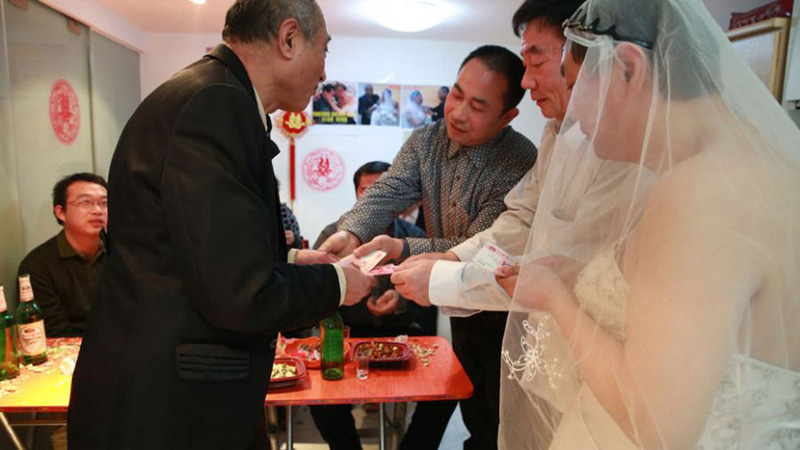 Два пожилых гомосексуалиста сыграли свадьбу в Пекине (4)