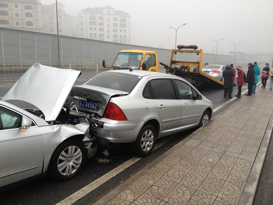Сильный смог и моросящий дождь в Пекине стали причинами столкновений более 100 автомашин 